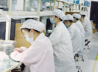 Workers are assembling transceivers in an orderly manner.